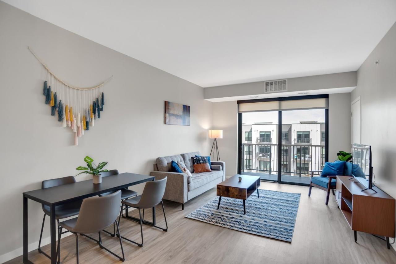 Frontdesk Confluence On 3Rd Apt Downtown Riverwalk Trails Des Moines Oda fotoğraf